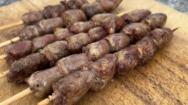 Rico em ferro, proteína e B12: conheça os benefícios do coração de frango e como incluí-lo no seu cardápio além do churrasco