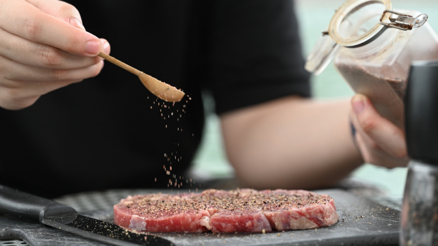 Nem alho, nem cebola: esse é o tempero simples e barato que deixa qualquer carne muito mais saborosa