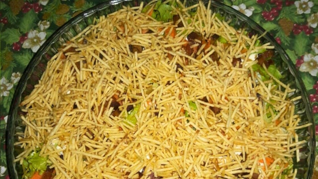 Essa salada crocante leva bacon e batata palha para arrasar na textura (Créditos: TudoGostoso/Priscila Fênix)