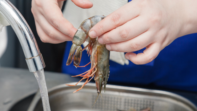 Como lavar camarão para mantê-lo fresco, firme e sem cheiro de peixe: um segredo fácil do restaurante