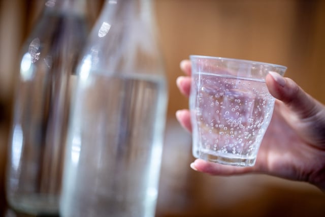 Misturar o suco com água com gás ajuda a reduzir a quantidade de açúcar consumida por porção. (créditos: Shutterstock)