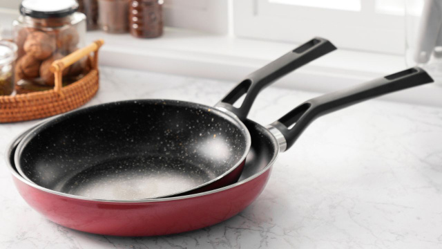 Poucas pessoas sabem e eu sempre usei errado: é para isso que serve o furo no cabo da frigideira