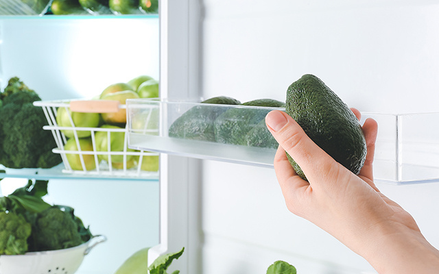 “Deixe os abacates verdes fora da geladeira; se estiverem maduros ou cortados, é melhor mantê-los dentro”, explica especialista