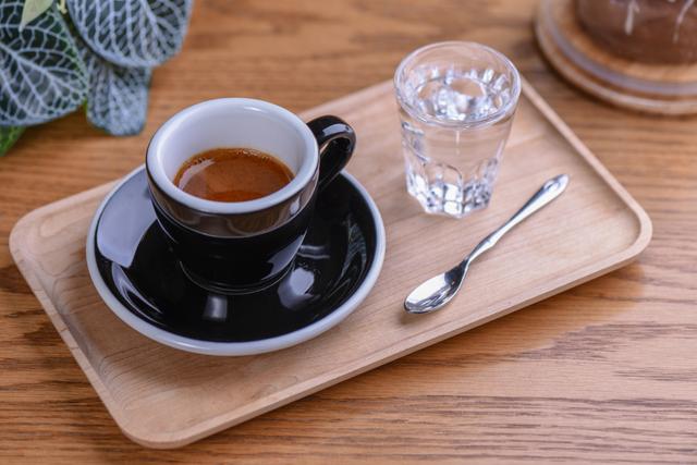 Por que as cafeterias servem a água com gás para acompanhar o café?