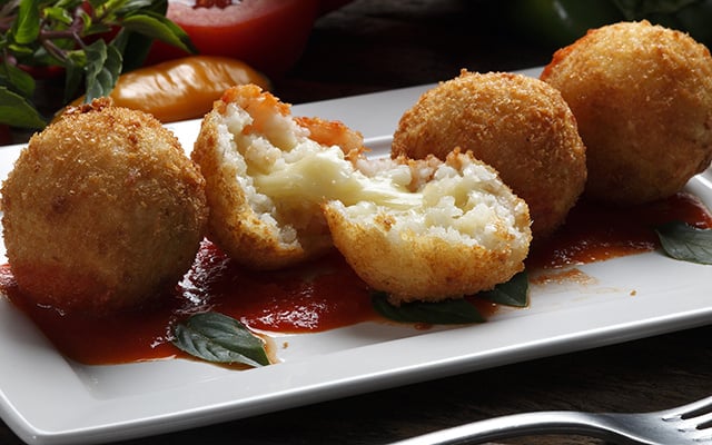 Eu nunca tinha comido bolinho de arroz na vida, fiz essa receita e agora não vivo mais sem esse petisco simples e delicioso