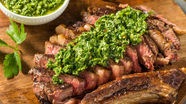 Pare de temperar a carne só com sal: esse chimichurri vai mudar o seu churrasco para sempre!
