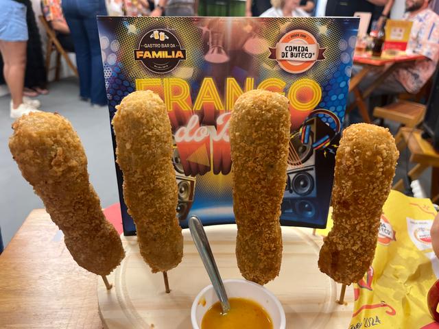 Espetinhos de frango, bacon e queijo, do Gastrobar da Família. (Foto: Jéssica Antunes/TudoGostoso)