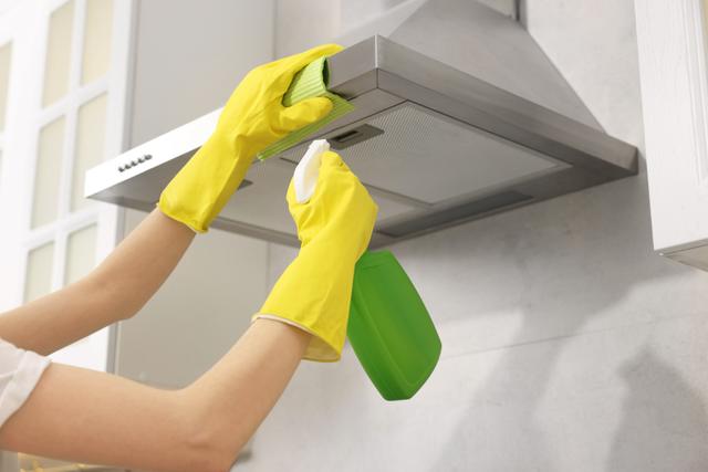 Pode colocar água na coifa da cozinha para limpar? Veja passo a passo para uma limpeza perfeita do eletrodoméstico