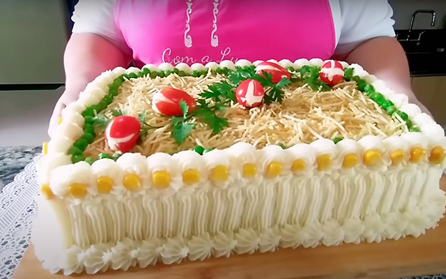 Essa é a torta fria que levo nas comemorações: receita de bolo salgado com pão de forma, frango, milho, batata e muito mais!