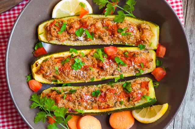Isso me reconciliou com esse vegetal: aqui está a melhor receita de abobrinha recheada de acordo com os leitores do TudoGostoso