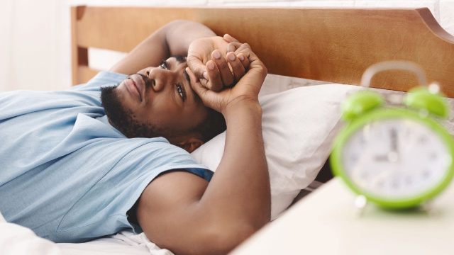 Sempre achei que acordar de madrugada era um problema, até que descobri dormir direto é uma invenção moderna