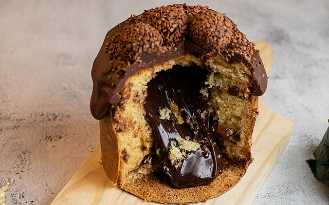 Panetone de chocolate trufado que já sai do forno recheado com Nutella é tão irresistível que o mais difícil é não acabar com ele de uma vez