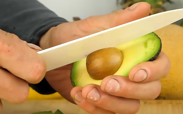 Os benefícios do chá de caroço de abacate e como preparar em casa de forma fácil