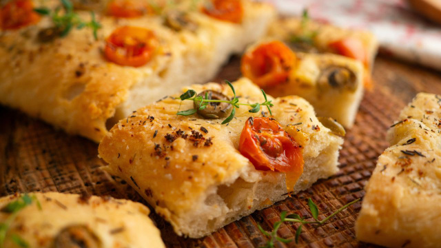Fiz a melhor focaccia de todas: fica fofa e nem precisa sovar a massa