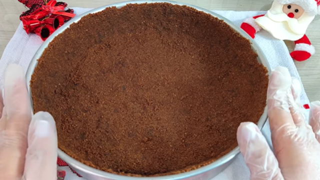 Base da torta de bombom é feita com biscoitos de chocolate. (créditos: Reprodução Youtube: Delícias da Thata) 