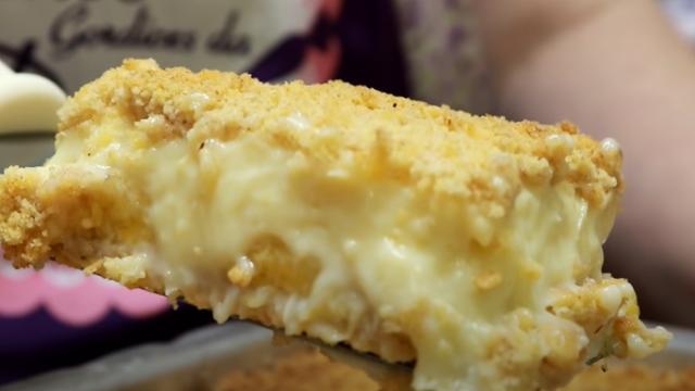 Aprendi essa torta de banana cremosa com a minha tia e não quero saber de outra coisa: camada crocante por fora e recheio de dar água na boca