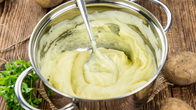 Usando "ouro líquido" para o melhor purê de batatas! É por isso que você nunca deve cozinhar batatas em água