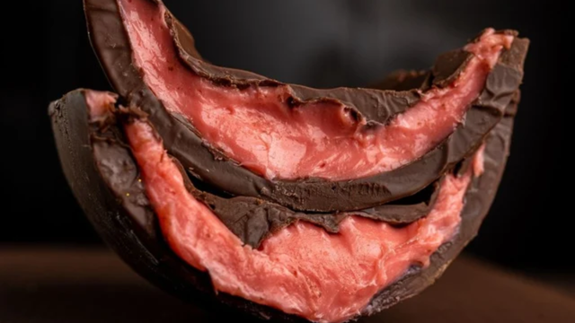 Ovo de Páscoa com recheio de morango. (créditos: Shutterstock)