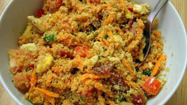 A farofa vai deixar as carnes principais muito mais deliciosas (Créditos: TudoGostoso/Receita da Clau)