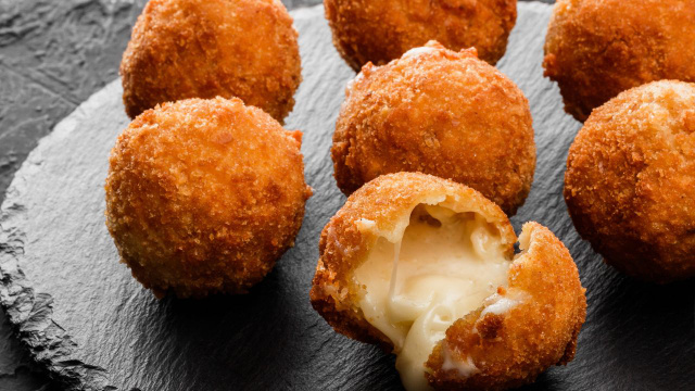 Receita de bolinha de abóbora recheada com queijo: um petisco fácil, rápido e que vai impressionar muito!