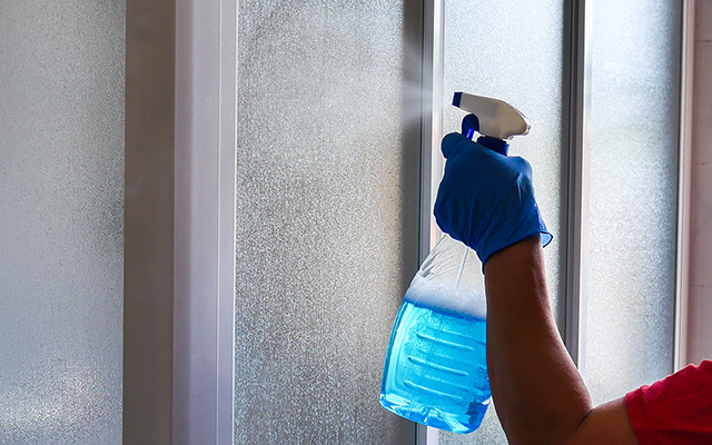 Nada de box manchado: spray caseiro feito com apenas 2 ingredientes