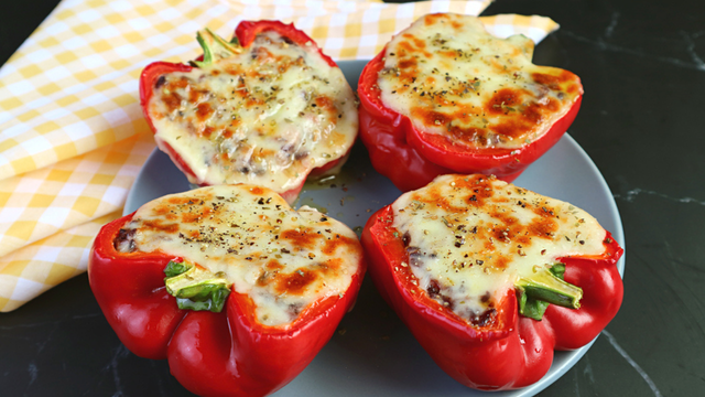 Pimentões recheados ao forno: receita rápida e prática é o jeito mais gostoso de preparar o vegetal