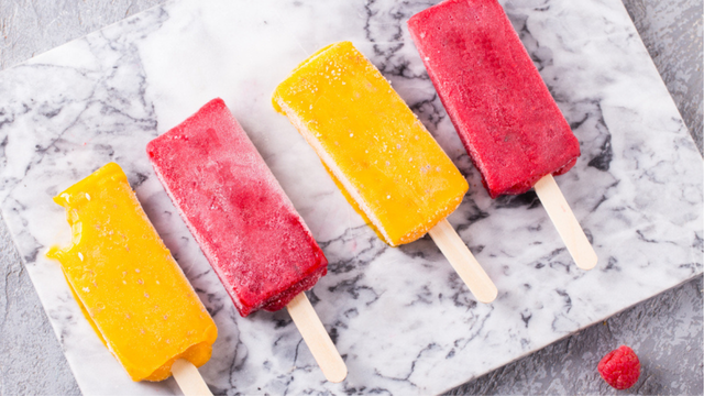 Leve e refrescante: 5 receitas de picolé sem açúcar para fazer em casa e espantar o calor