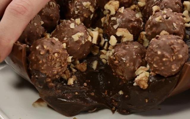 Ovo de Páscoa de bombom Ferrero Rocher (Créditos: TudoGostoso)