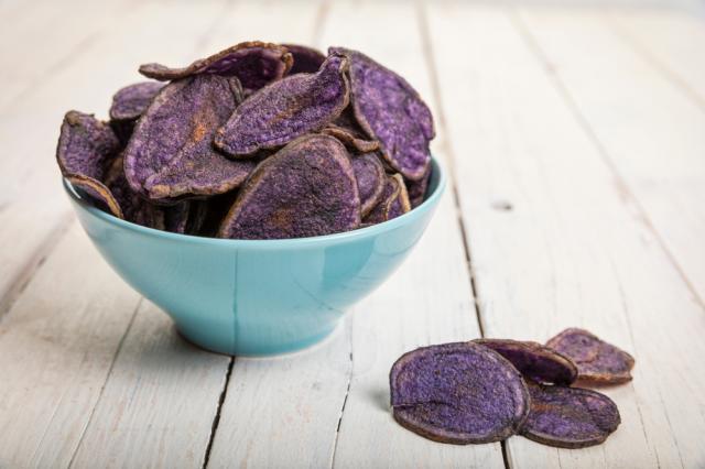 Mais gostoso que batata frita, segundo meu filho: receita de chips de batata-doce supercrocante com tempero especial na airfryer ou no forno
