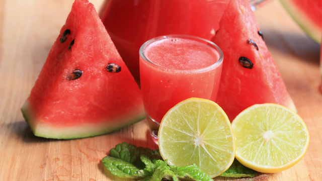 Quais são os benefícios do suco de melancia com limão?