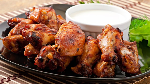 O frango à passarinho é uma receita clássica e ideal para variar o cardápio (Créditos: Magnific)