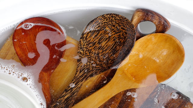 Técnicas naturais de limpeza preservam a vida útil da colher de pau e a pureza dos alimentos. (Foto: Shutterstock)