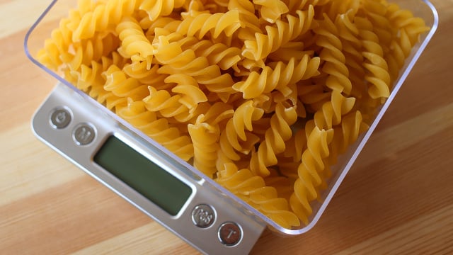 Quantos gramas de macarrão cru preciso cozinhar para ter 100g dele cozido?