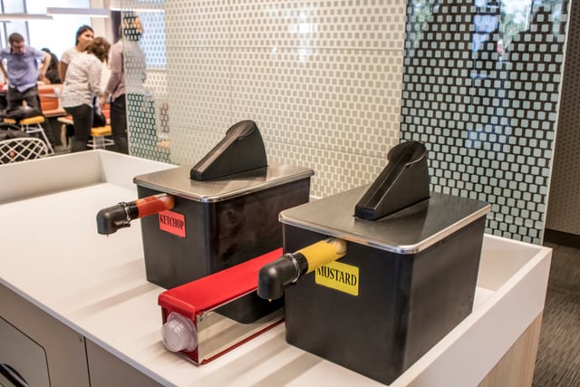 Os tradicionais sachês estão sendo substituídos por dispensers e recipientes reutilizáveis em diversos países. (créditos: Shutterstock)