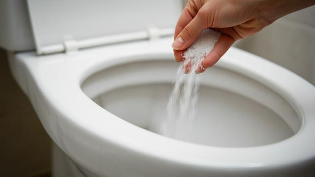 Por que as donas de casa jogam sal no vaso sanitário à noite?