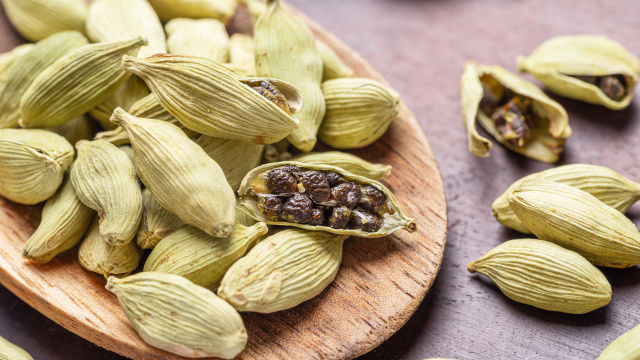 O cardamomo é bastante usado para aromatizar doces, bolos, pães e bebidas variadas (Crédito: Shutterstock) 