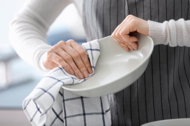 Adeus aos panos de cozinha cheios de germes: a maneira fácil de limpá-los enquanto prepara o jantar