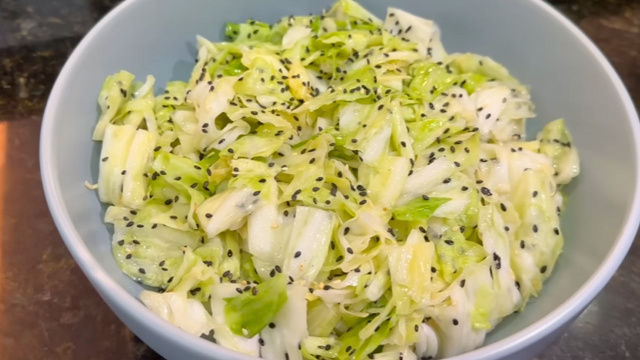Salada de repolho oriental simples e deliciosa, o modo de preparo tem um segredo que faz toda a diferença