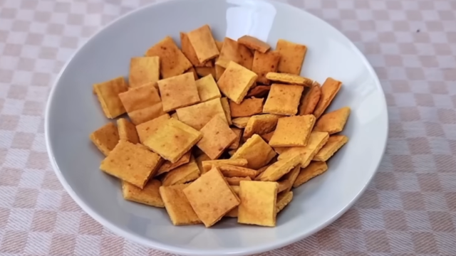 Sem farinha de trigo, nem manteiga: biscoitinho salgado crocante é o lanche fácil e leve que você precisava