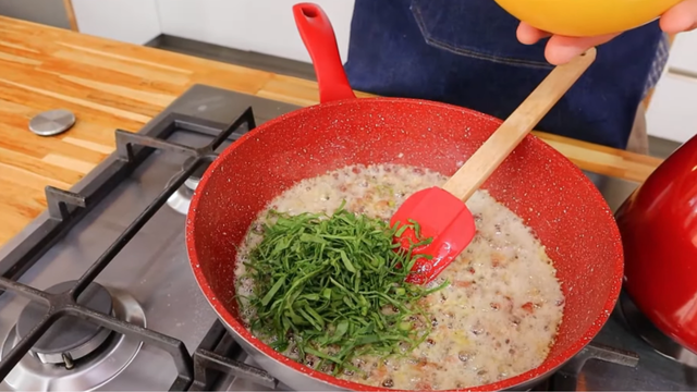 Refogue a couve com bacon, cebola e alho. (Créditos: Receitas de Pai/ reprodução YouTube)