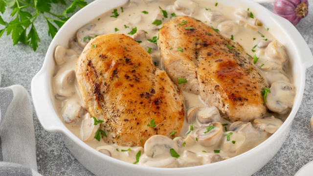 Os chefs concordam: "O frango grelhado fica melhor e mais suculento se você adicionar leite e caldo de galinha na mesma panela em que o preparou."