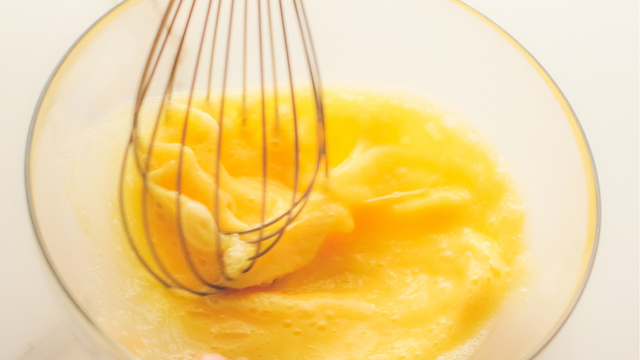 Até a forma de misturar os ovos é importante. (Créditos: Canva)