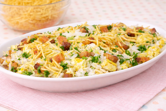 Sobrou arroz de ontem? Transforme as sobras em um arroz biro-biro delicioso em apenas 10 minutos