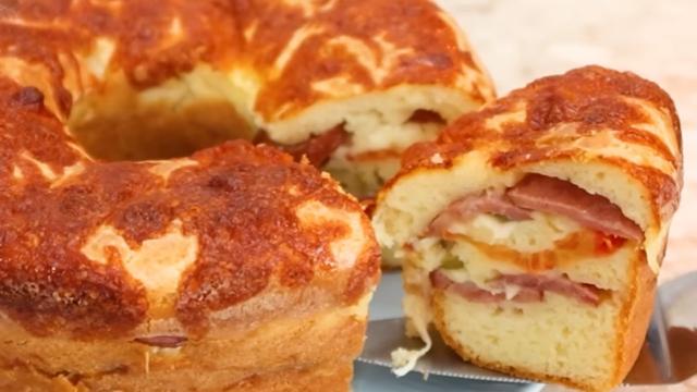 Bolo salgado? Esse lanche de forno delicioso tem um crostinha de queijo e fica perfeito, impossível comer só uma fatia