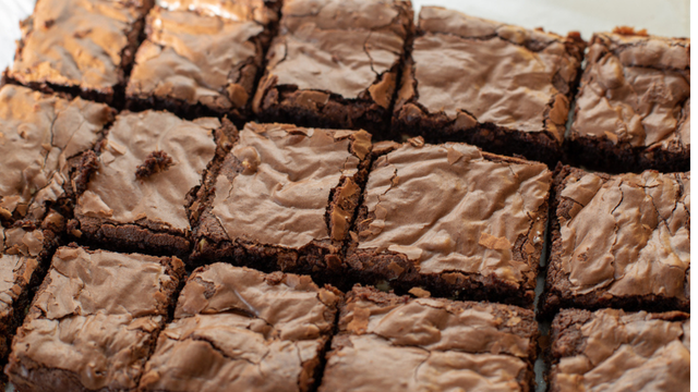 Esse é o segredo para o brownie ficar com uma casquinha por cima! Faça essa receita que está fazendo sucesso no TikTok e surpreenda-se