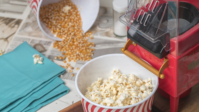Para animar a festa das crianças sem ter tanto trabalho, apostar em uma pipoqueira elétrica é uma boa ideia