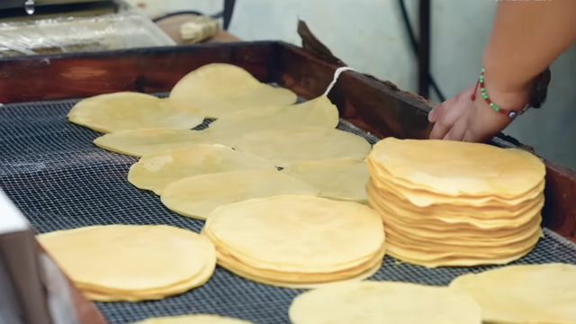Produção de massas recheadas de forma artesanal une história e dedicação diária na cozinha. (Foto: reprodução Business Insider no Youtube)