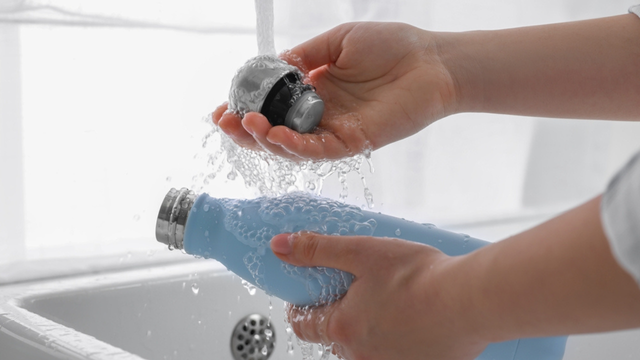 O hábito simples que protege sua saúde: lavar a garrafinha de água todos os dias igual faz com os copos