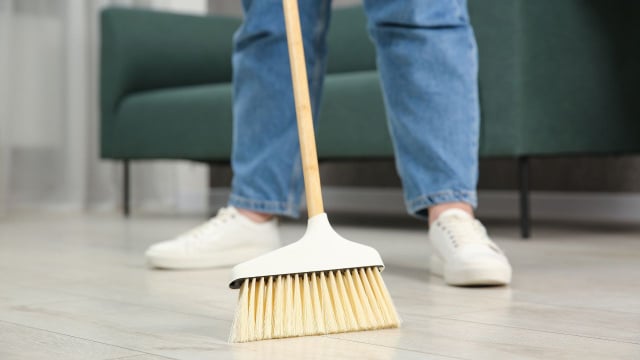 O truque improvável com papel alumínio que está mudando a forma de varrer a casa