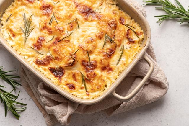 Linguiça de frango ao forno com molho branco (Créditos: Shutterstock)